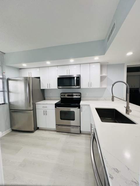 3635 Whitehall Drive #404, West Palm Beach FL - photo 8 of 38