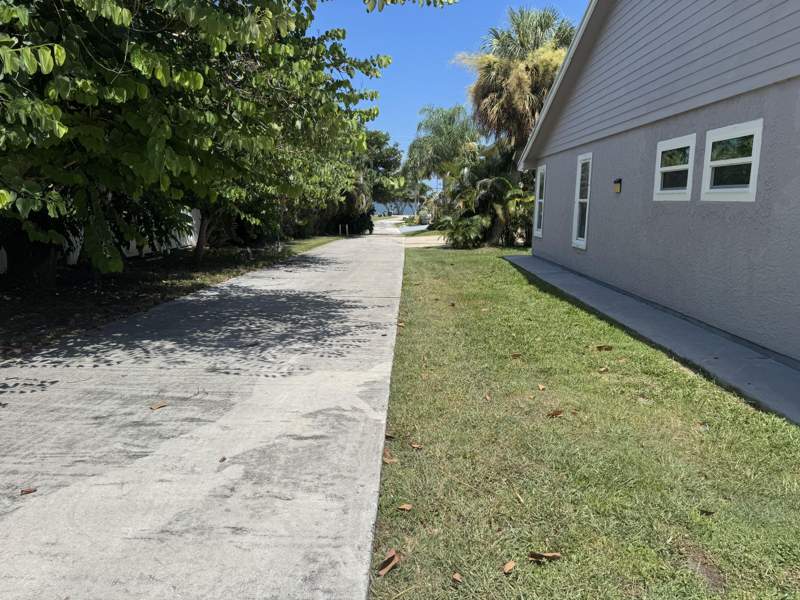 3 bedroom Single Family Residence at 13605 S Indian River Drive, Resubdivision Of 9/10-37-41, Jensen Beach — photo 4