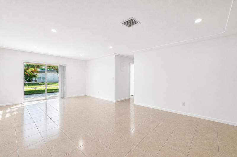 2 bedroom Single Family Residence at 330 W 22nd Court, Park Manor 1, Riviera Beach — photo 2