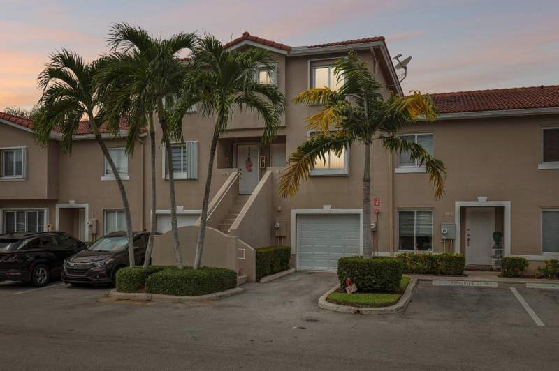 3 bedroom Townhouse at 167 RIVIERA Circle, BONAVENTURE, Weston — photo 4