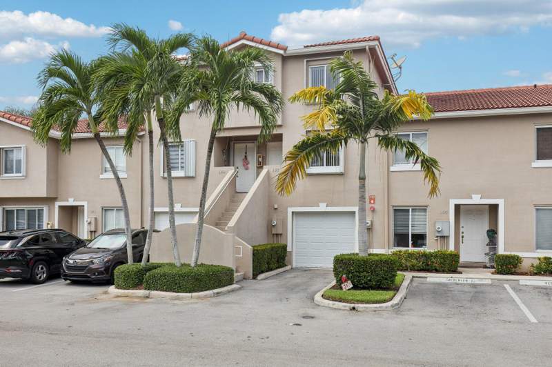 3 bedroom Townhouse at 167 RIVIERA Circle, BONAVENTURE, Weston — photo 3