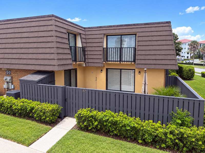 2 bedroom Townhouse at 107 1st Way, Village Of Sandalwood Lakes 1, West Palm Beach — photo 1