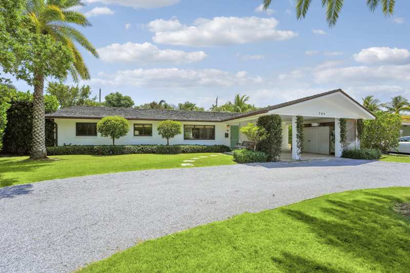 4 bedroom Single Family Residence at 704 Pelican Way, North Palm Beach Village Of 6, North Palm Beach — photo 1