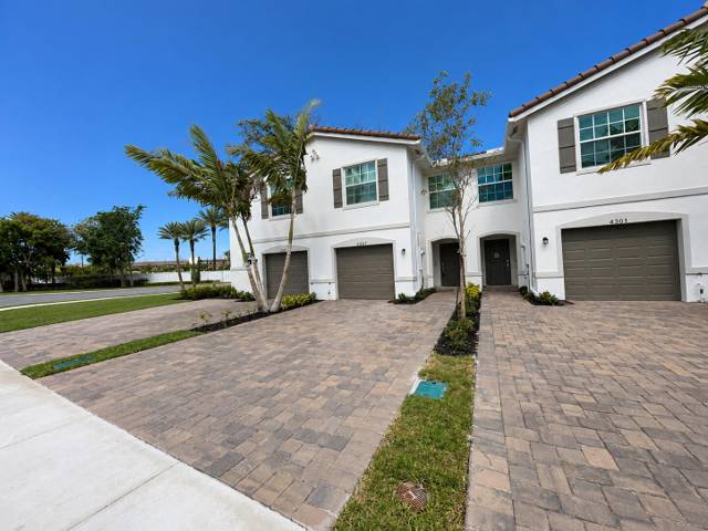 6907 Broadwater Lane, home for sale in Lake Worth
