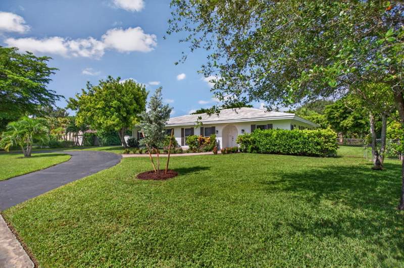 4 bedroom Single Family Residence at 2400 NW 105TH Terrace, CORAL SPRINGS COUNTRY CLUB, Coral Springs — photo 2