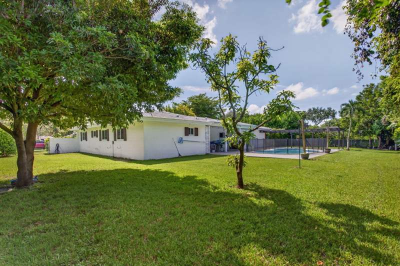 4 bedroom Single Family Residence at 2400 NW 105TH Terrace, CORAL SPRINGS COUNTRY CLUB, Coral Springs — photo 4
