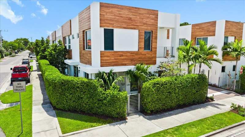 3 bedroom Townhouse at 1255 NE 18th Avenue, Lake Ridge, Fort Lauderdale — photo 1