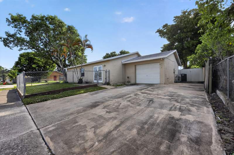 3 bedroom Single Family Residence at 6198 Arcade Court, Homes Of Lees Crossing 3, Lake Worth — photo 4