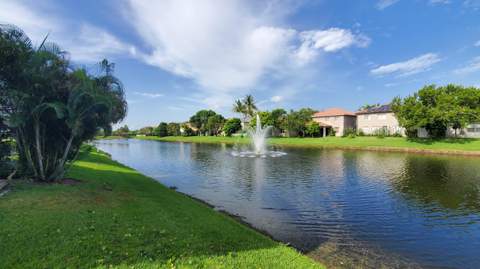 3051 Laurel Ridge Circle, Riviera Beach FL - photo 18 of 19