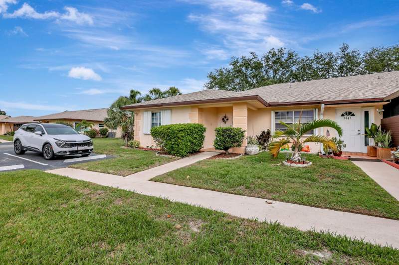 2 bedroom Condominium at 5840 Summerfield Court, The Grove Condominium Section 1, Fort Pierce — photo 2