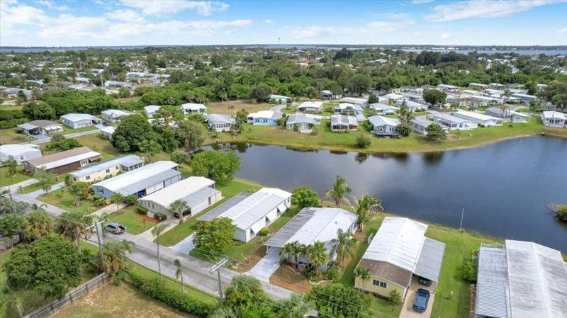 2 bedroom Manufactured Home at 360 NE Jade Circle, Pinelake Village Unrec, Jensen Beach — photo 3