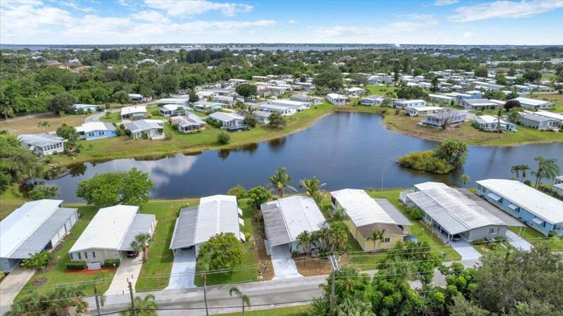2 bedroom Manufactured Home at 360 NE Jade Circle, Pinelake Village Unrec, Jensen Beach — photo 5