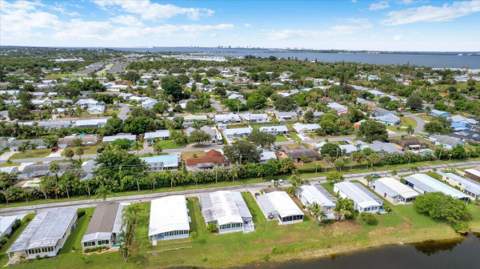 360 NE Jade Circle, Jensen Beach FL - photo 8 of 56