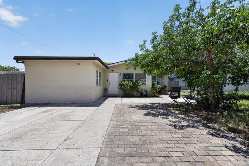 3 bedroom Single Family Residence at 1213 14th Avenue, Whispering Palms 5, Lake Worth Beach — photo 2