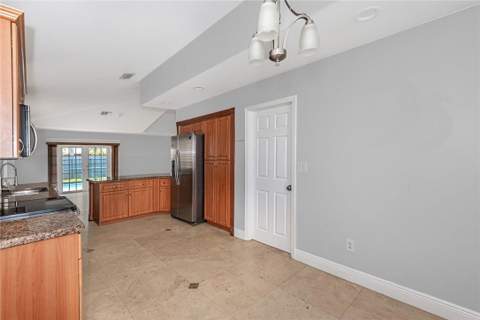 11551 SW 11th Street, Pembroke Pines FL - photo 9 of 34