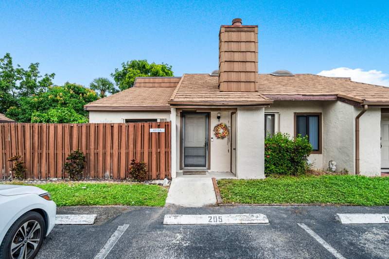 2 bedroom Townhouse at 4012 Palm Bay Circle #A, Lake Colony Ph 3, West Palm Beach — photo 2