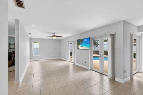 586 NW 45th Way, Delray Beach FL - photo 9 of 37
