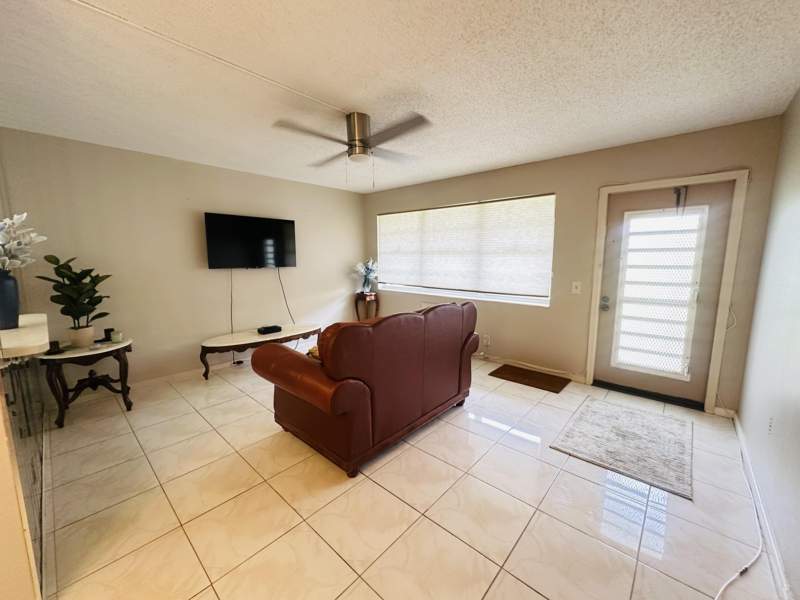 1 bedroom Condominium at 271 Farnham L, Farnham L Condo, Deerfield Beach — photo 2