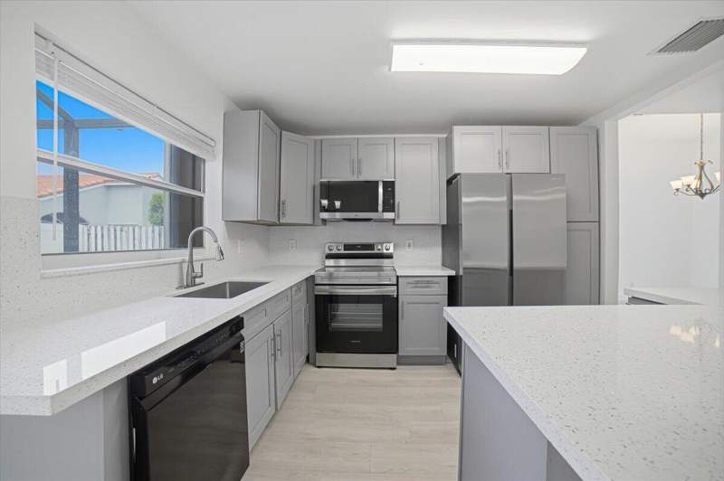 4 bedroom Single Family Residence at 1378 SW 180th Avenue, Silver Lakes Phase II Replat, Pembroke Pines — photo 4
