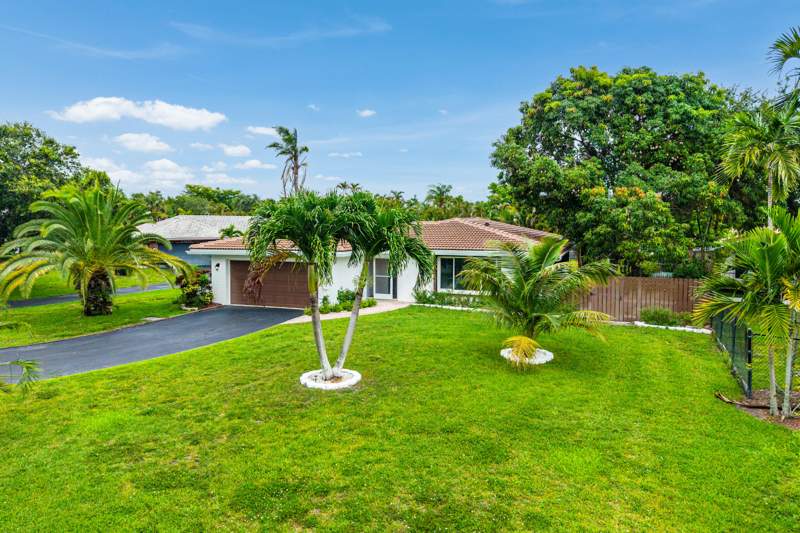 4 bedroom Single Family Residence at 4025 NW 105th Avenue, Chevy Chase, Coral Springs — photo 2