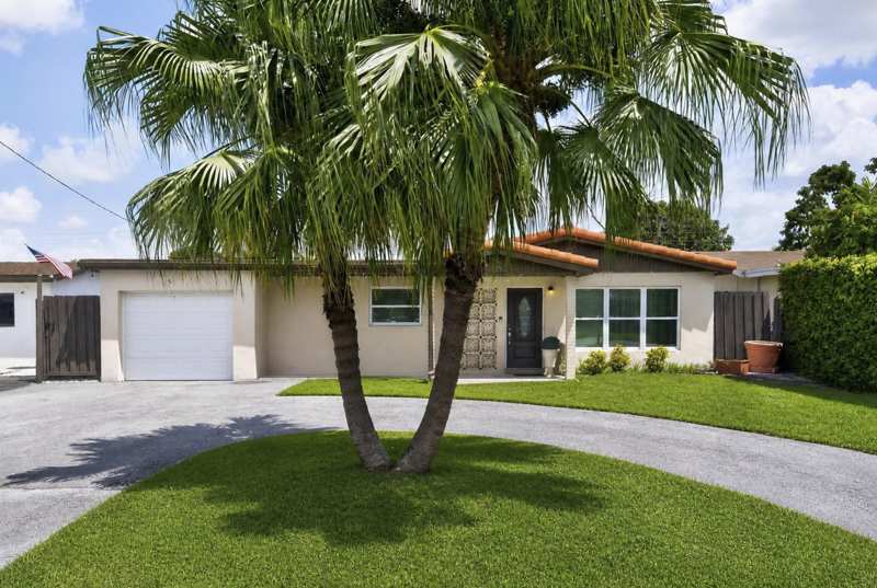 4 bedroom Single Family Residence at 7961 N Normandy Street, Miramar Sec 13, Miramar — photo 1