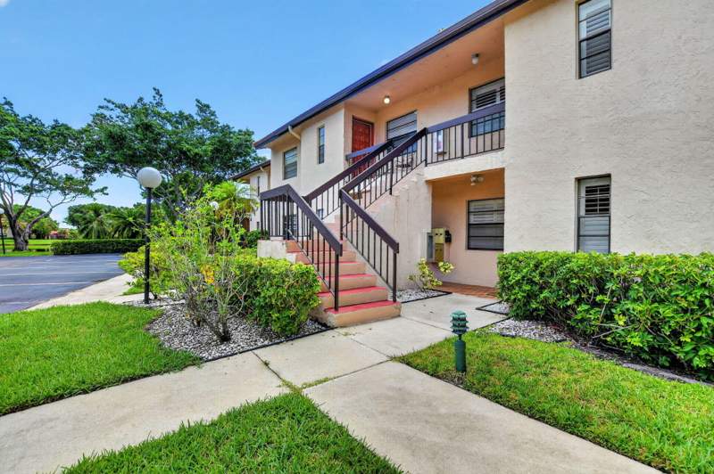 2 bedroom Condominium at 9287 Vista Del Lago #13 D, Pines Of Boca Lago, Boca Raton — photo 2