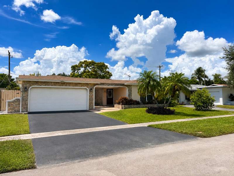 4 bedroom Single Family Residence at 10720 NW 26th Place, Sunrise Golf Village Sec 21, Sunrise — photo 3