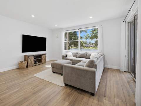 7098 Burgess Drive, Lake Worth FL - photo 13 of 46