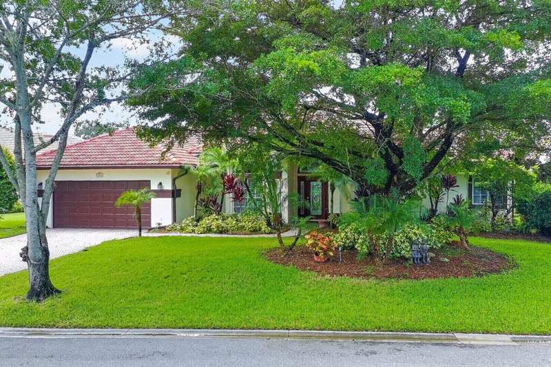 4 bedroom Single Family Residence at 913 SW Lighthouse Drive, Harbour Pointe, Palm City — photo 1