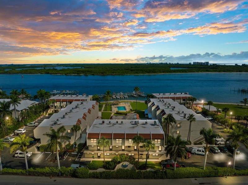 2 bedroom Condominium at 1300 Seaway Drive #B10, La Entrada Del Mar Condominium, Fort Pierce — photo 2