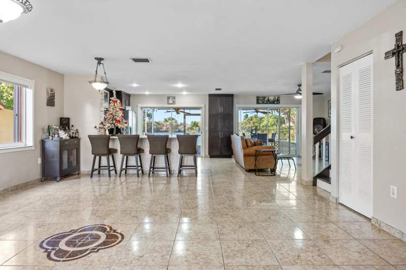 4 bedroom Single Family Residence at 940 SW 96th Avenue, Lakeside South, Pembroke Pines — photo 5