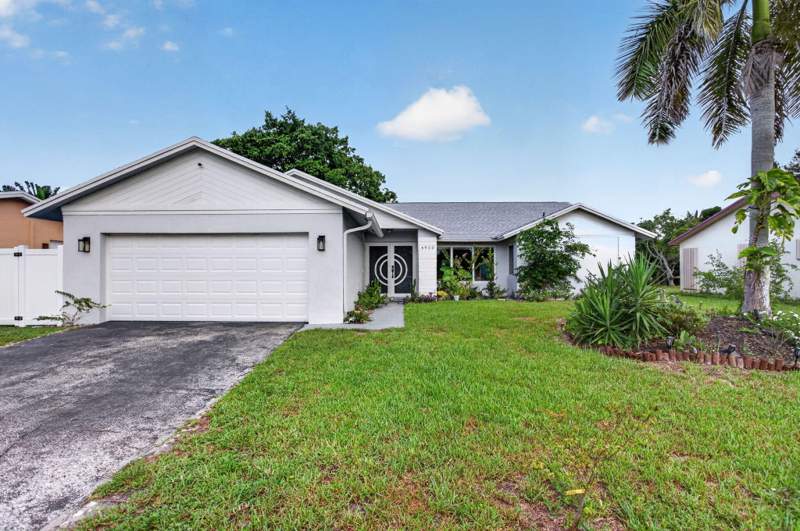4 bedroom Single Family Residence at 4950 SW 11th Circle, Palm-Aire At Coconut Creek Sec 1, Margate — photo 2