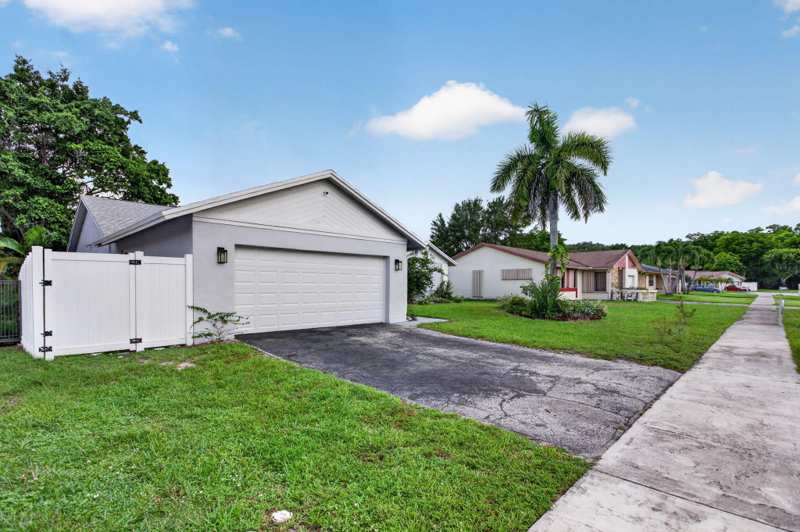 4 bedroom Single Family Residence at 4950 SW 11th Circle, Palm-Aire At Coconut Creek Sec 1, Margate — photo 1