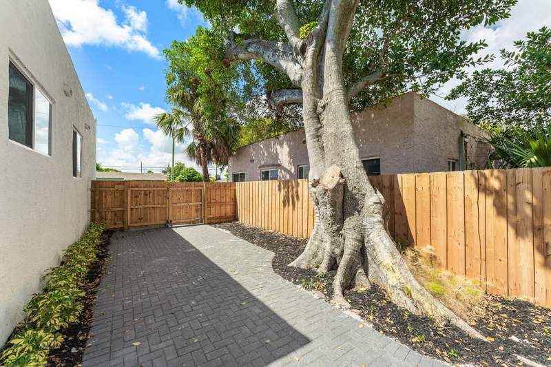 3 bedroom Single Family Residence at 1150 W 25th Street, Monroe Heights, Riviera Beach — photo 2