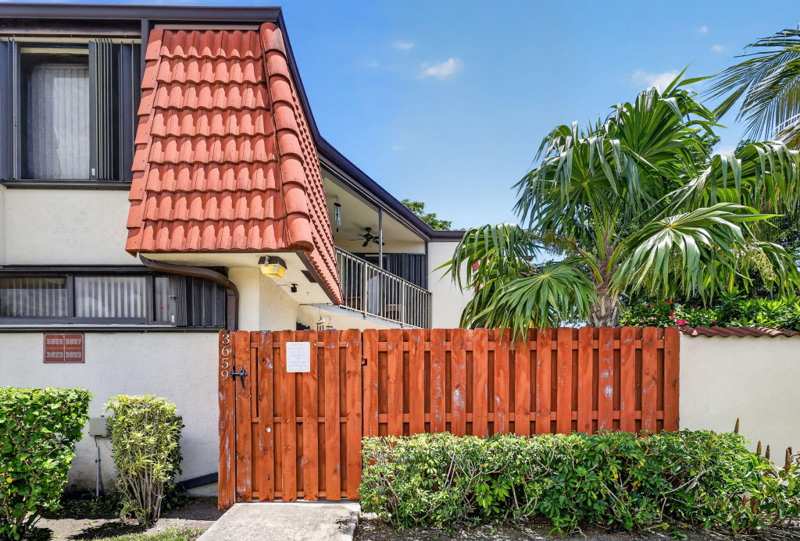 2 bedroom Townhouse at 3659 Victoria Drive, Somerset, West Palm Beach — photo 1