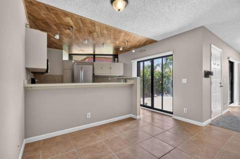 3659 Victoria Drive, West Palm Beach FL - photo 8 of 32