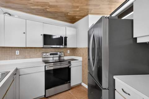 3659 Victoria Drive, West Palm Beach FL - photo 12 of 32