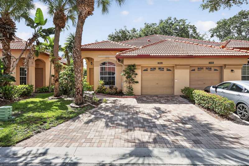 2 bedroom Townhouse at 1020 Via Jardin, Woodbine, Riviera Beach — photo 1