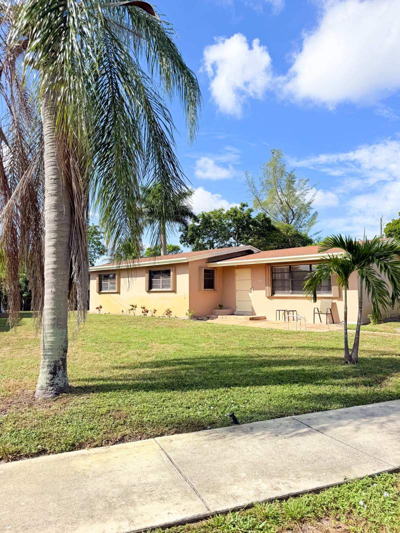3 bedroom Stock Cooperative at 1200 NW 18th Street, Lauderdale Villas, Fort Lauderdale — photo 2