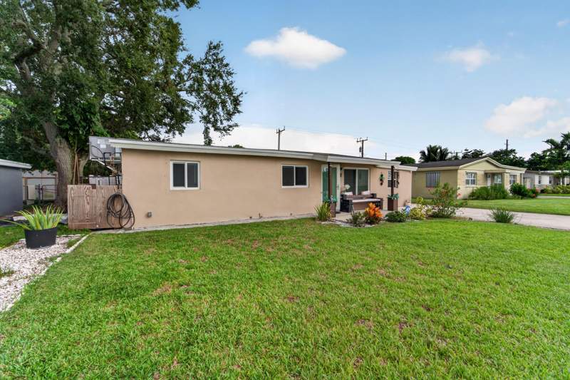 4 bedroom Single Family Residence at 5900 Atlanta Street, Playland Estates Sec 3, Hollywood — photo 2