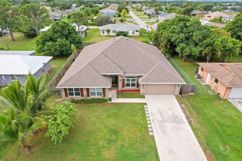 4 bedroom Single Family Residence at 1680 SW Burlington Street, Port St Lucie Section 13, Port St. Lucie — photo 3
