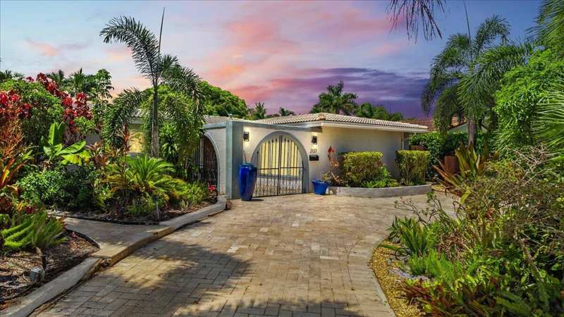 3 bedroom Single Family Residence at 2137 NE 17th Avenue, Middle River Manor Add, Wilton Manors — photo 1