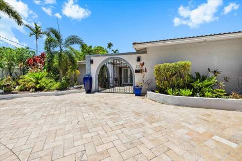 2137 NE 17th Avenue, Wilton Manors FL - photo 12 of 45