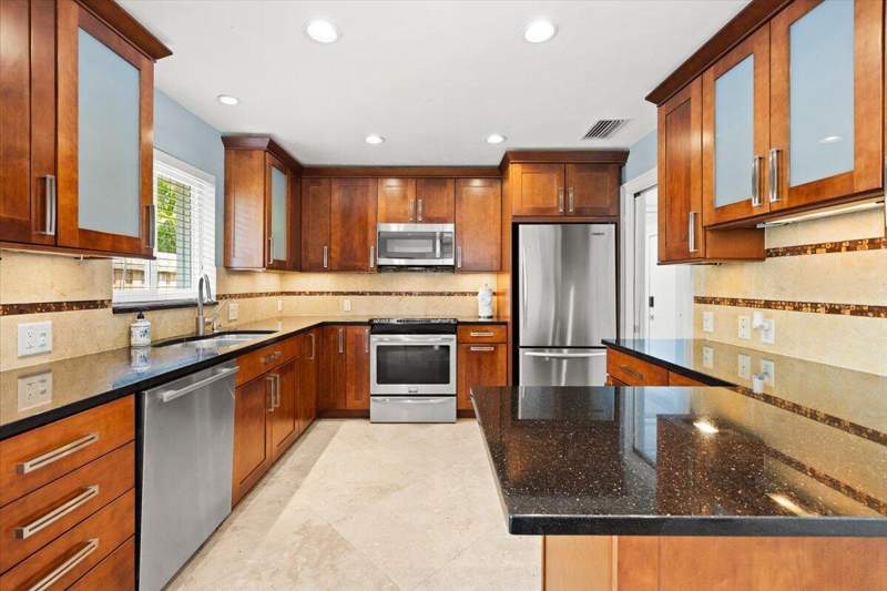 3 bedroom Single Family Residence at 2137 NE 17th Avenue, Middle River Manor Add, Wilton Manors — photo 5