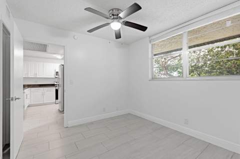 9325 Lagoon Place #405, Davie FL - photo 19 of 43