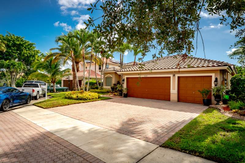 4 bedroom Single Family Residence at 5649 NW 106th Way, Kensington North, Coral Springs — photo 2