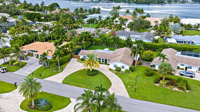 3 bedroom Single Family Residence at 215 Golfview Drive, Tequesta Country Club, Tequesta — photo 2