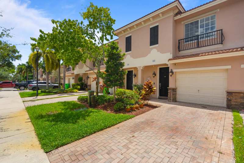 3 bedroom Townhouse at 213 Las Brisas Circle, Las Brisas, Sunrise — photo 1
