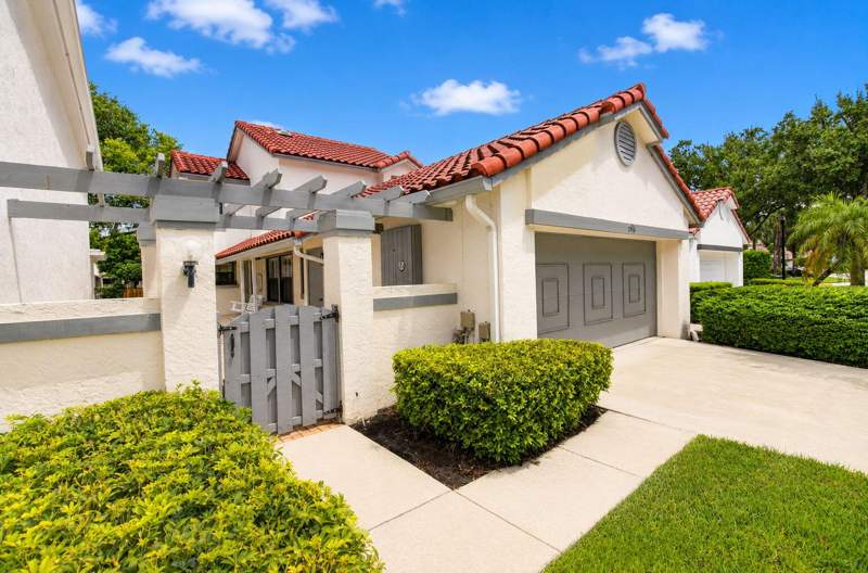 3 bedroom Single Family Residence at 5576 Fox Hollow Drive, Wimbledon , Boca Raton — photo 2