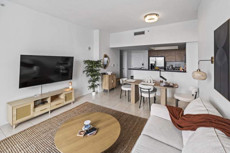 1 bedroom Condominium at 140 S Dixie Highway #1002, Hollywood Station Res Condo, Hollywood — photo 3